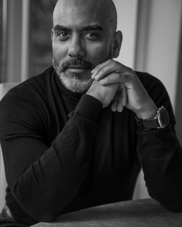Osmel Fabre Phtographer - Specializzato in ritratti artistici, book per attori e ritratti business, unisco tecnica e creatività per valorizzare ogni personalità. Servizi su misura, atmosfera confortevole e post-produzione professionale per immagini distintive e di impatto.