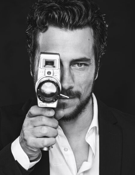 Osmel Fabre Phtographer - Specializzato in ritratti artistici, book per attori e ritratti business, unisco tecnica e creatività per valorizzare ogni personalità. Servizi su misura, atmosfera confortevole e post-produzione professionale per immagini distintive e di impatto.
