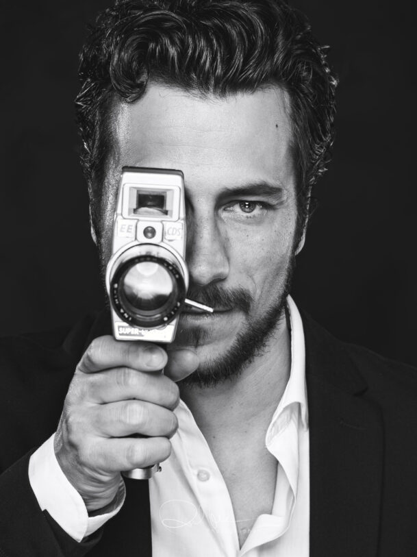 Osmel Fabre Phtographer - Specializzato in ritratti artistici, book per attori e ritratti business, unisco tecnica e creatività per valorizzare ogni personalità. Servizi su misura, atmosfera confortevole e post-produzione professionale per immagini distintive e di impatto.
